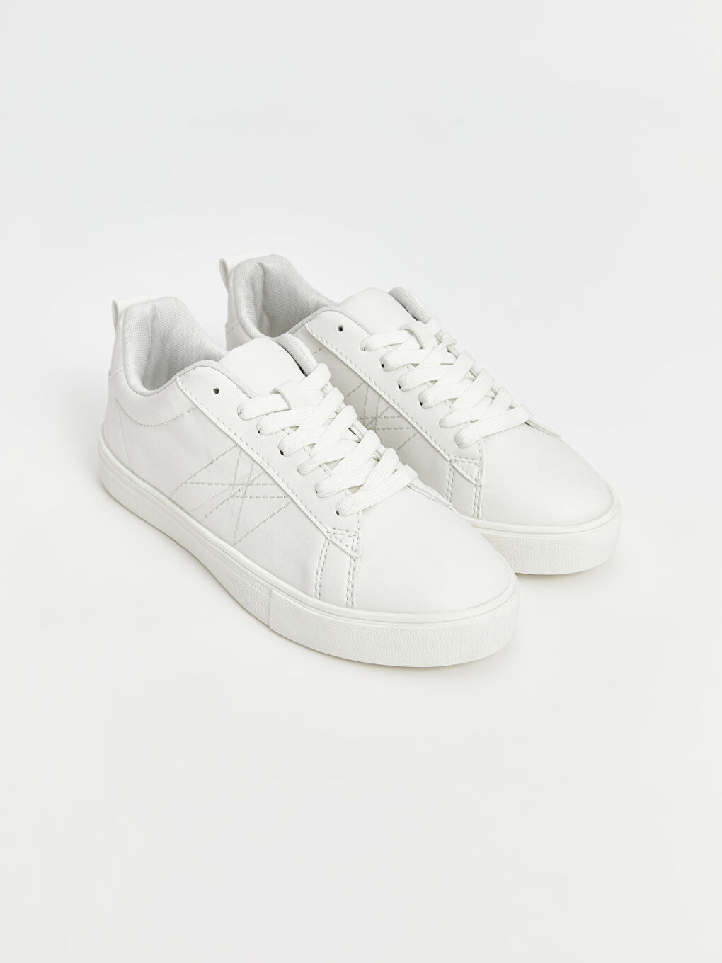 Beyaz Bağcıklı Kadın Spor Ayakkabı