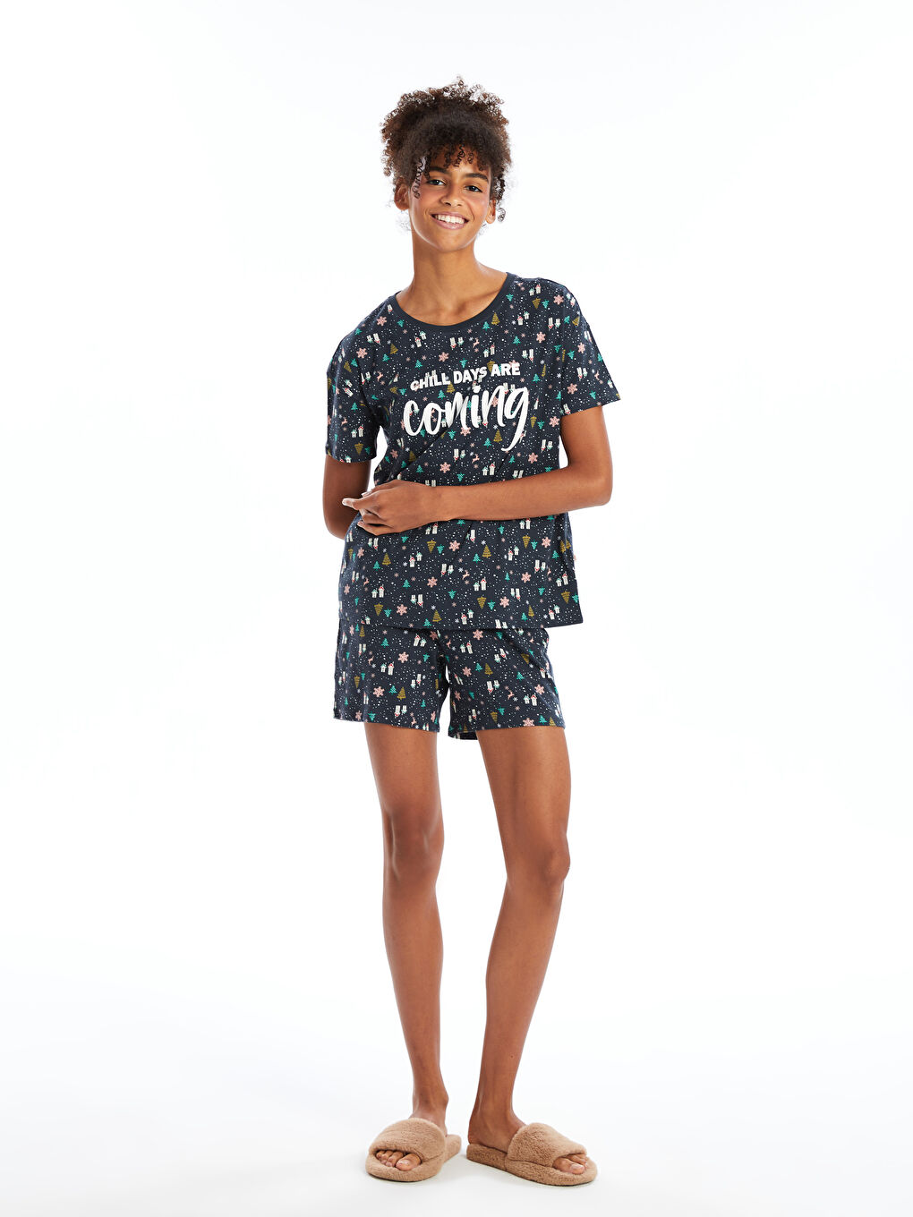 LCW DREAM Bisiklet Yaka Yılbaşı Temalı Kadın Şortlu Pijama Takımı -W4BN02Z8-LQ9