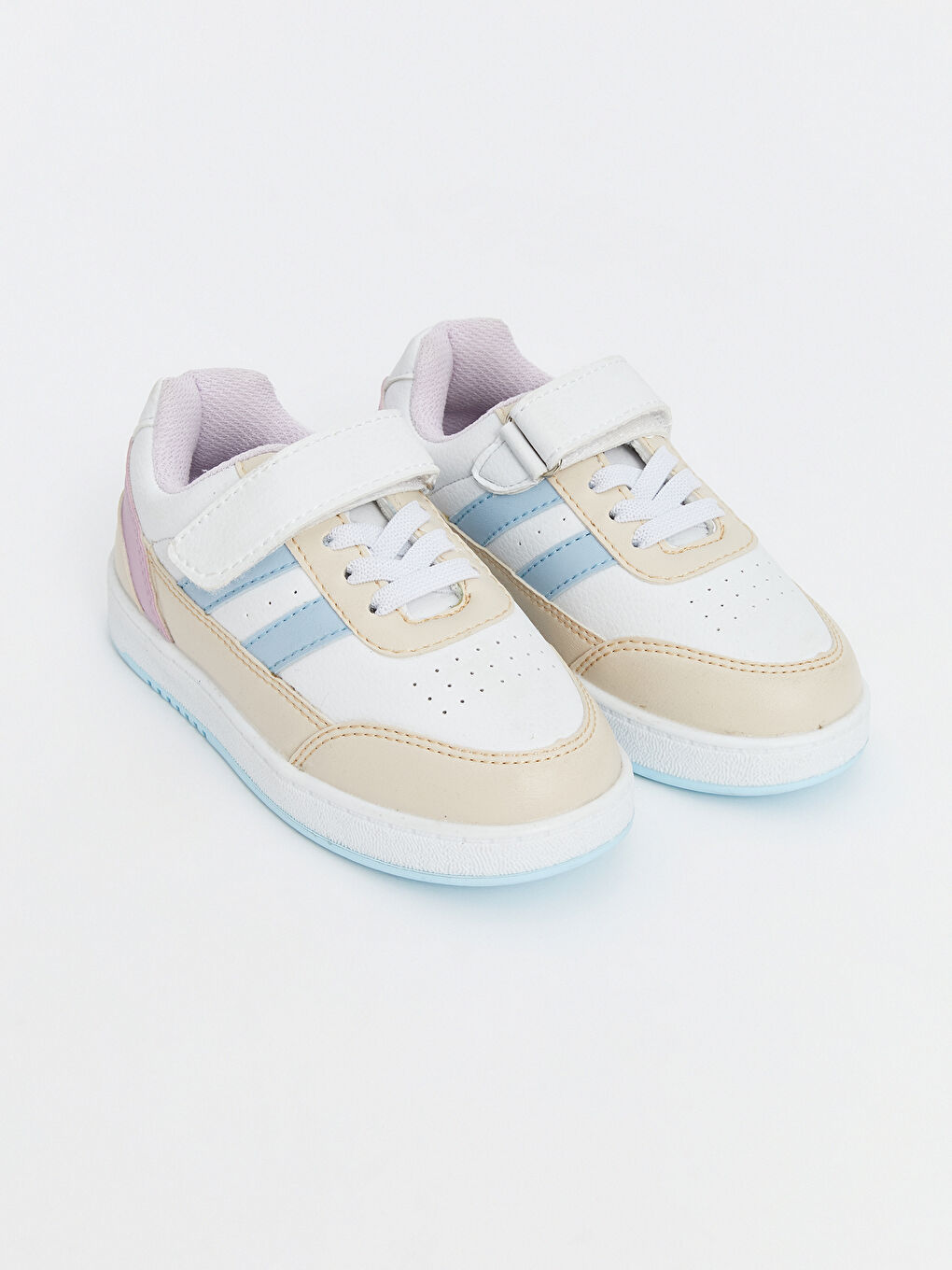 سنيكرز للبنات برباط حذاء وشريط لاصق