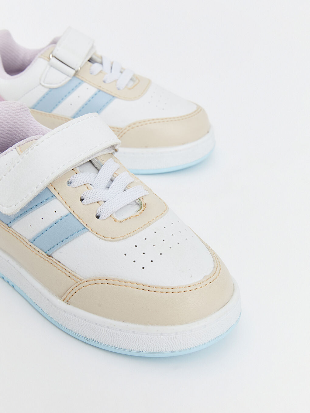 سنيكرز للبنات برباط حذاء وشريط لاصق-2