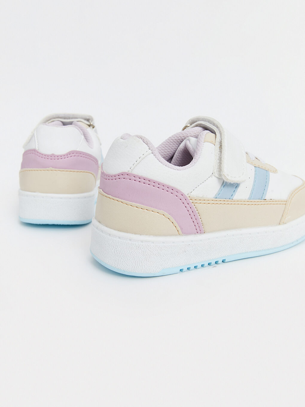 سنيكرز للبنات برباط حذاء وشريط لاصق-4