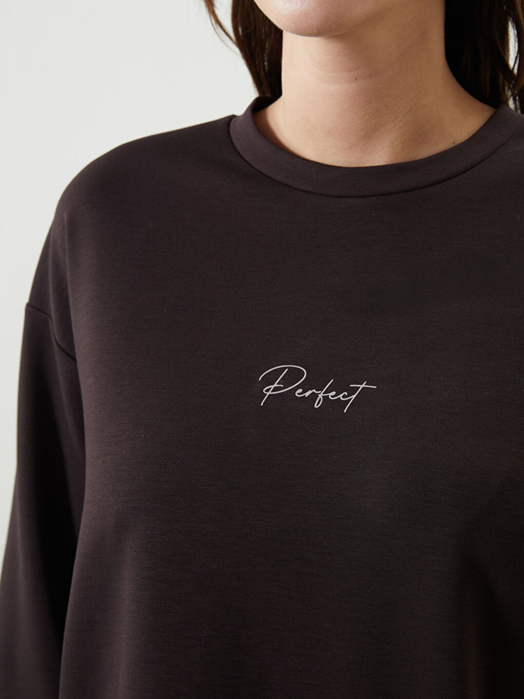 سويتشيرت نساء أوفرسايز كول مدور مْطَرّْز-2