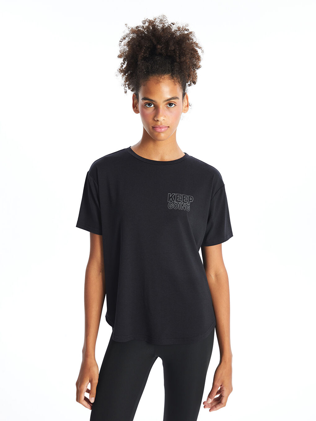 تیشێرتی وەرزشی چاپکراوی یه‌خه‌ خڕ بۆ ژنان