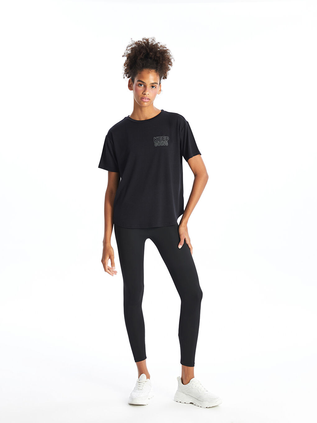 تیشێرتی وەرزشی چاپکراوی یه‌خه‌ خڕ بۆ ژنان-1