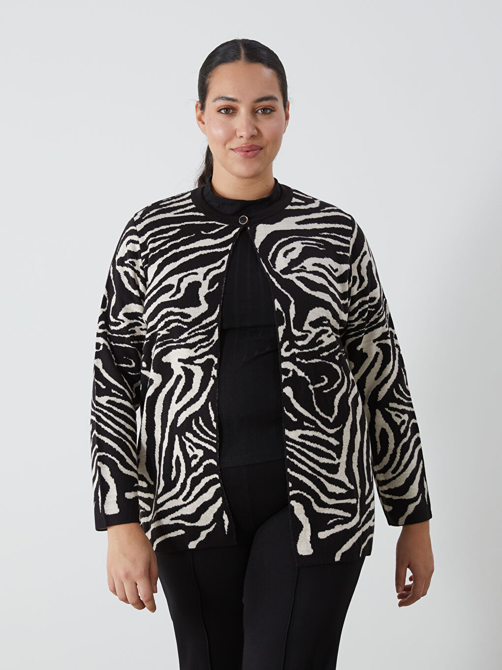 Siyah Bisiklet Yaka Desenli Kadın Triko Hırka-1