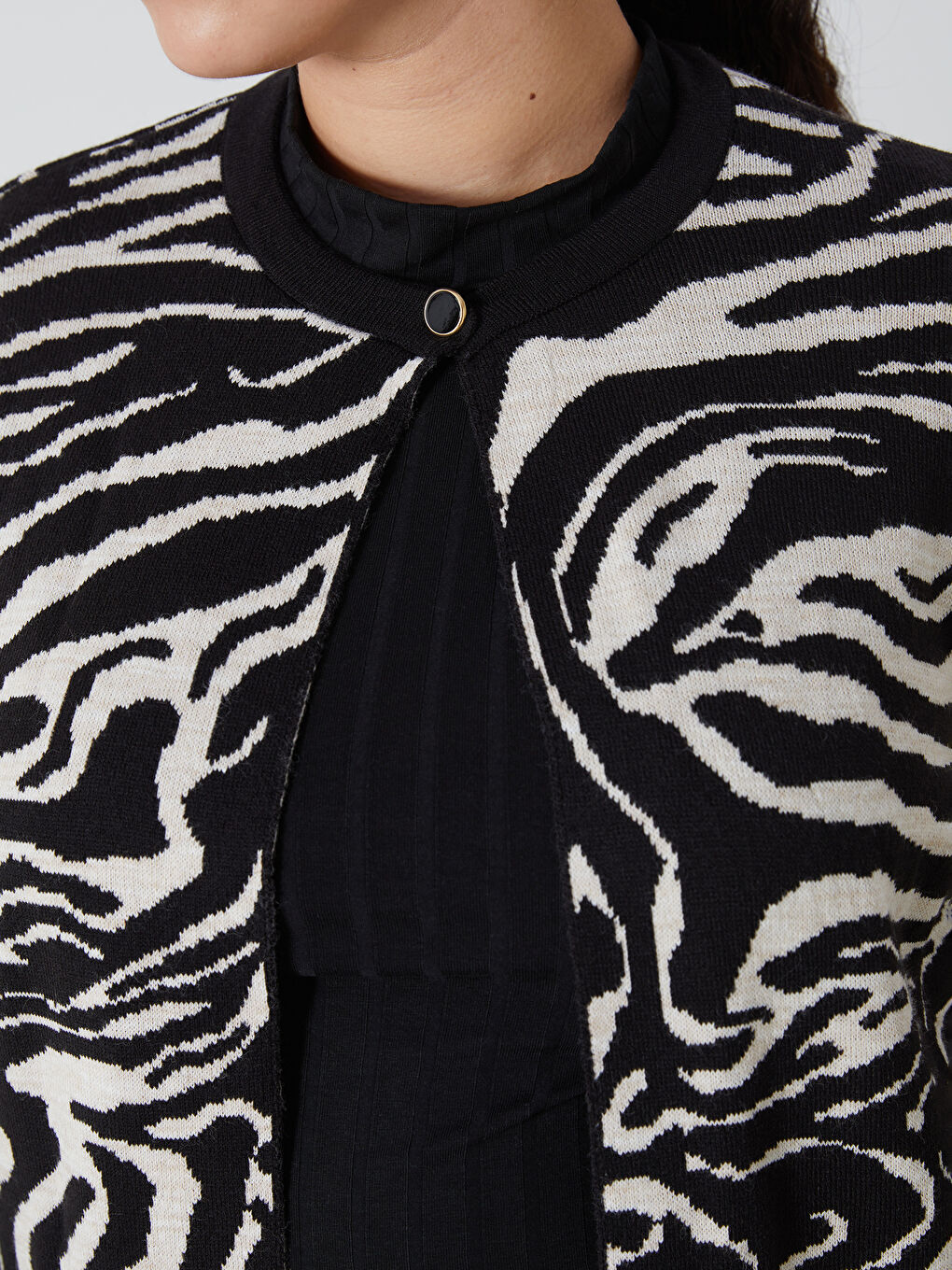 Siyah Bisiklet Yaka Desenli Kadın Triko Hırka-4