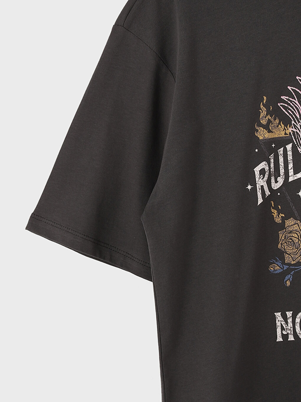 تيشيرت نسائي بأكمام قصيرة وياقة دائرية مطبوع-3