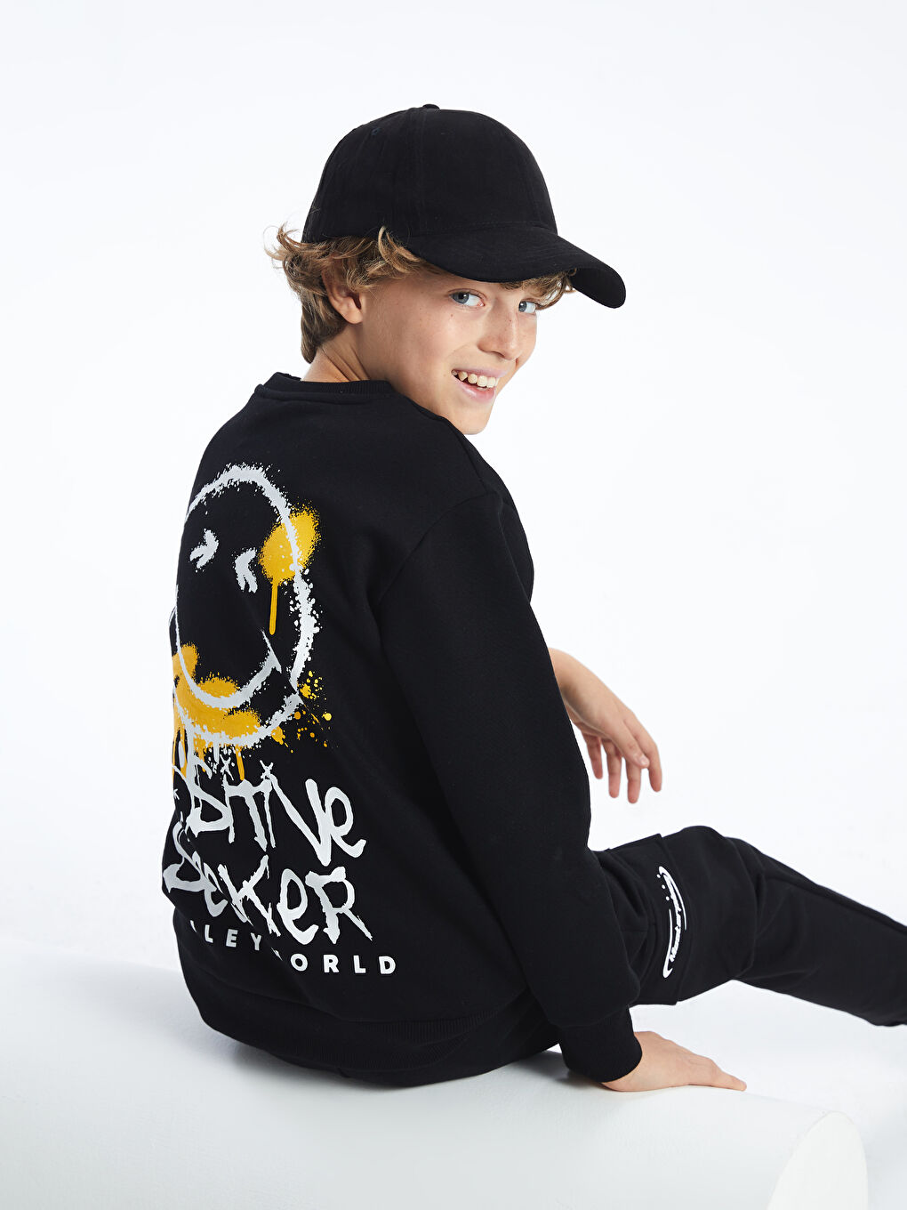 LCW Kids Yeni Siyah Smileyworld Baskılı Erkek Çocuk Kalın Sweatshirt