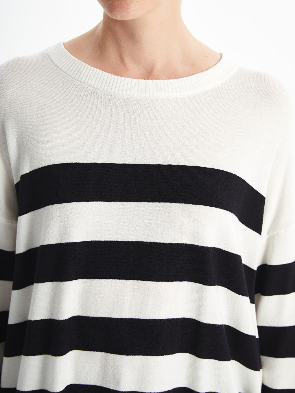 LCWAIKIKI Classic Crew Neck Striped Oversize Women's Knitwear Sweater -W4DG75Z8-LGS
