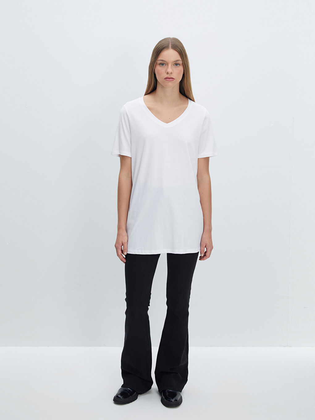 تي شيرت نسائي سادة بفتحة رقبة على شكل حرف V وأكمام قصيرة-1