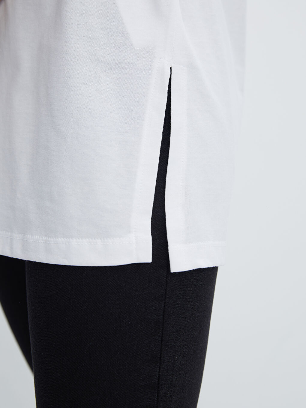 تي شيرت نسائي سادة بفتحة رقبة على شكل حرف V وأكمام قصيرة-2