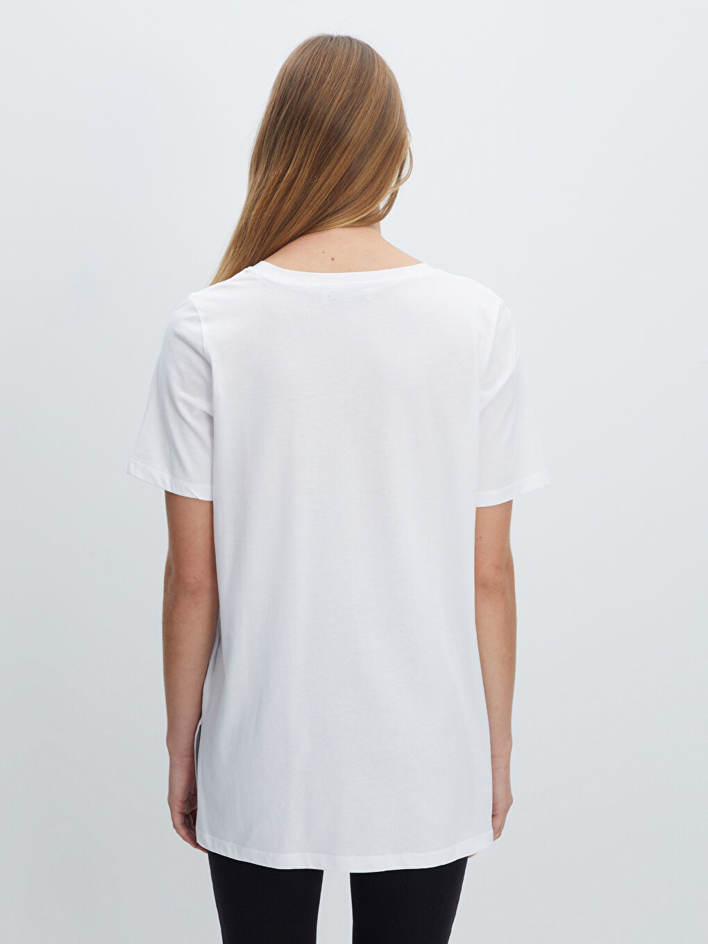 تي شيرت نسائي سادة بفتحة رقبة على شكل حرف V وأكمام قصيرة-3