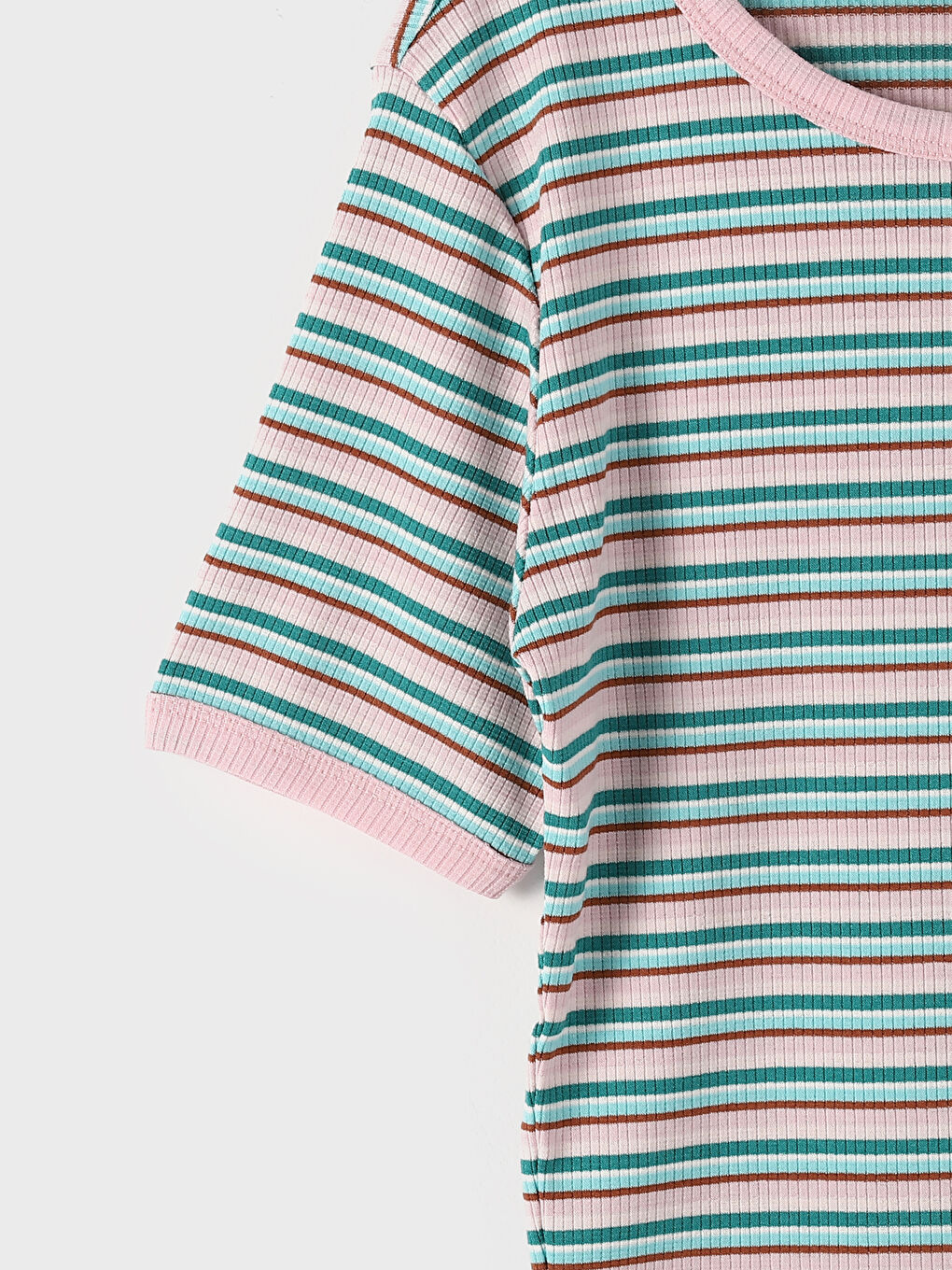 تيشيرت نسائي واسع الحجم مُخَطَّط برقبة دائرية-2