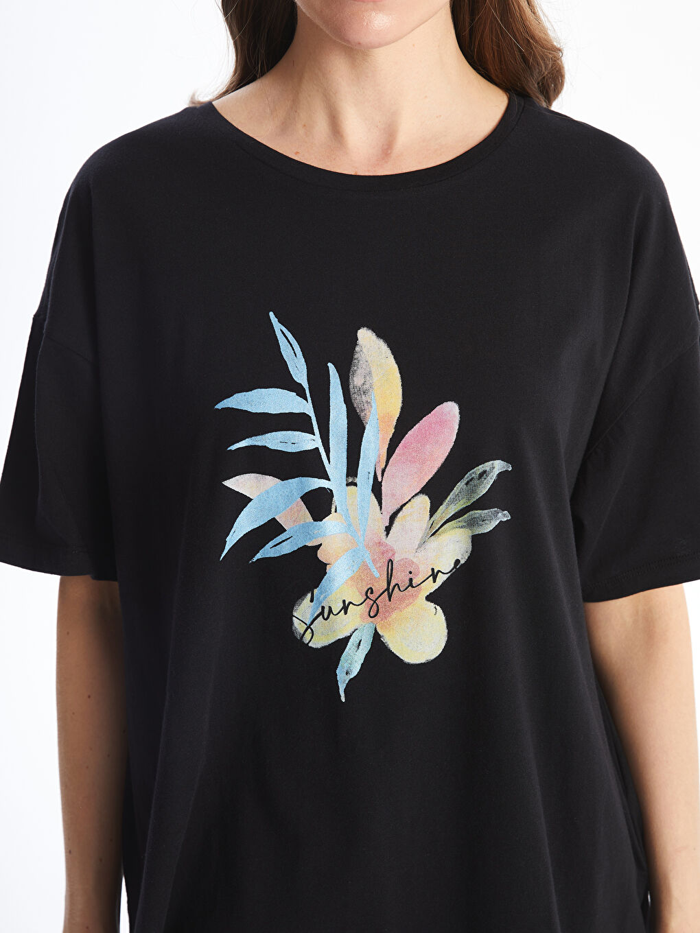 تيشيرت نسائي بأكمام قصيرة وياقة دائرية مطبوع-2