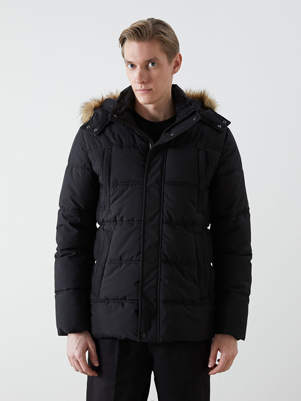 Пуховик стандартного кроя с капюшоном для мужчин