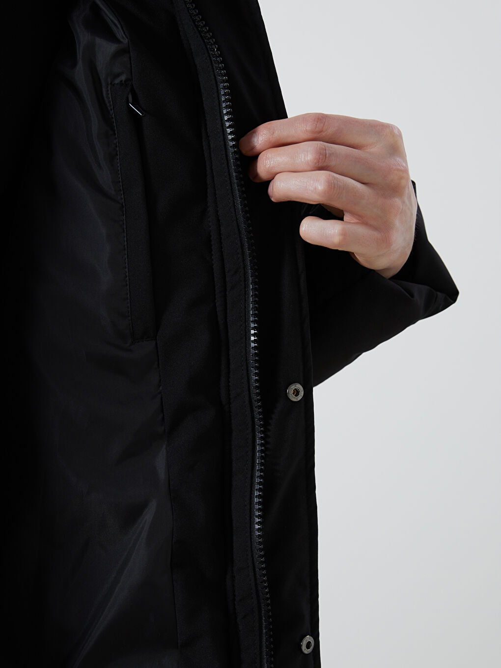 Пуховик стандартного кроя с капюшоном для мужчин-3