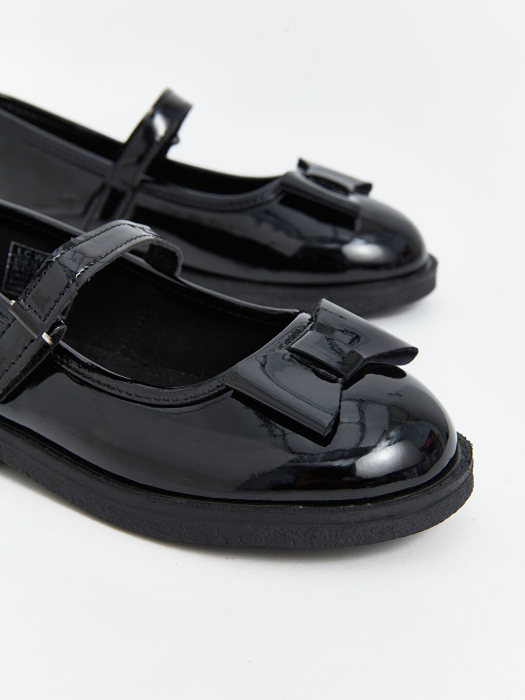 حذاء مسطح للبنات بتفاصيل ربطة-2