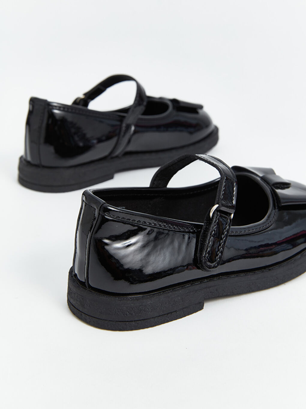 حذاء مسطح للبنات بتفاصيل ربطة-4