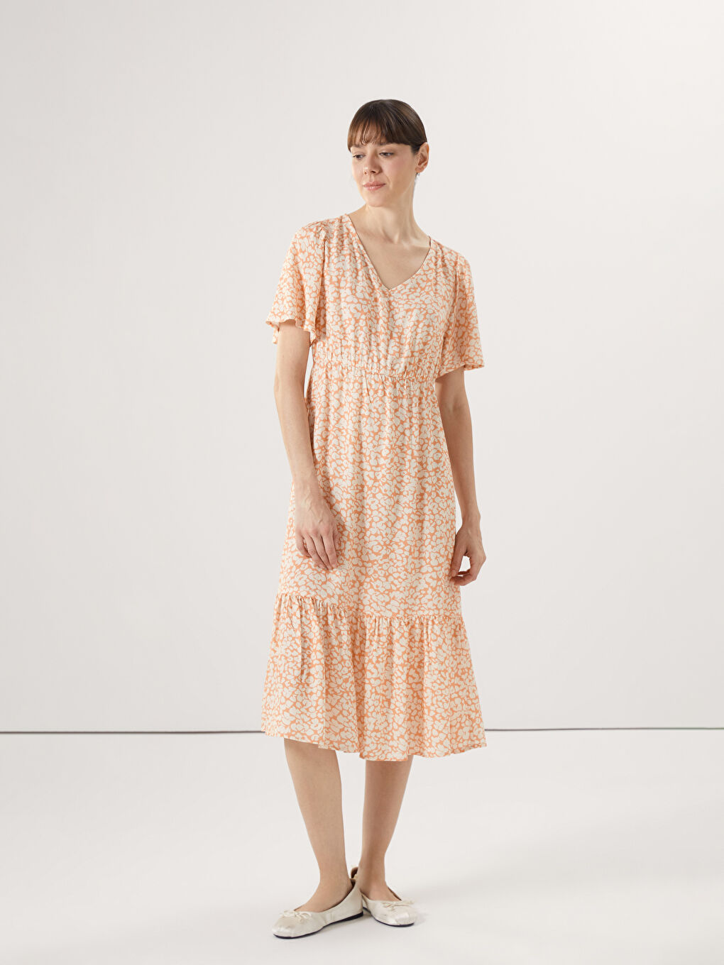 فستان نسائي بنقشة وياقة على شكل حرف V-1