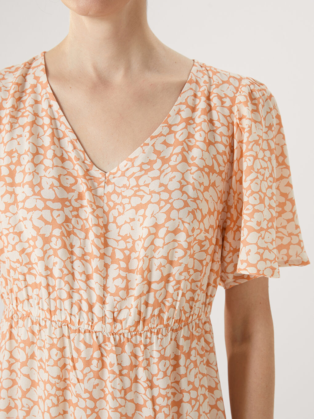 فستان نسائي بنقشة وياقة على شكل حرف V-2