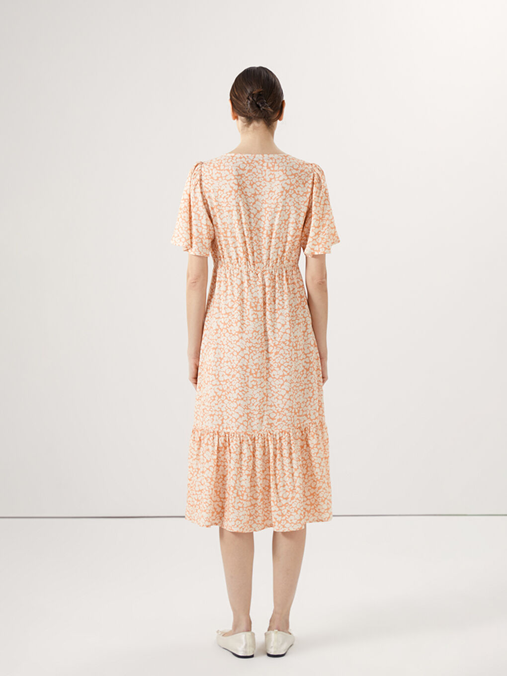 فستان نسائي بنقشة وياقة على شكل حرف V-3