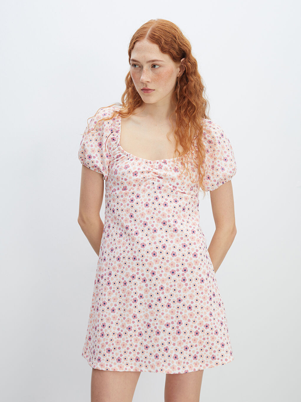 فستان نسائي مزهر بياقة مربعة