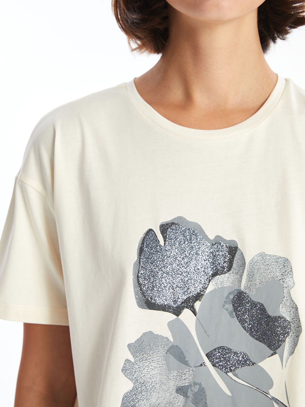 تيشيرت مطبوع بياقة دائرية للسيدات-2