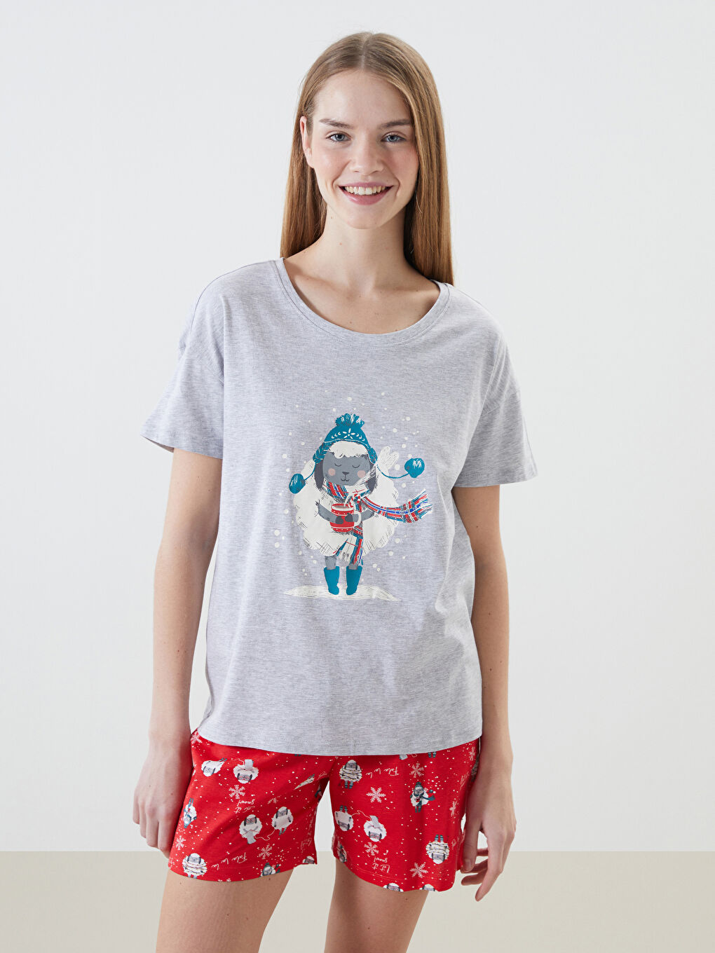 LCW DREAM Bisiklet Yaka Yılbaşı Temalı Kadın Şortlu Pijama Takımı -W4FC17Z8-LTP