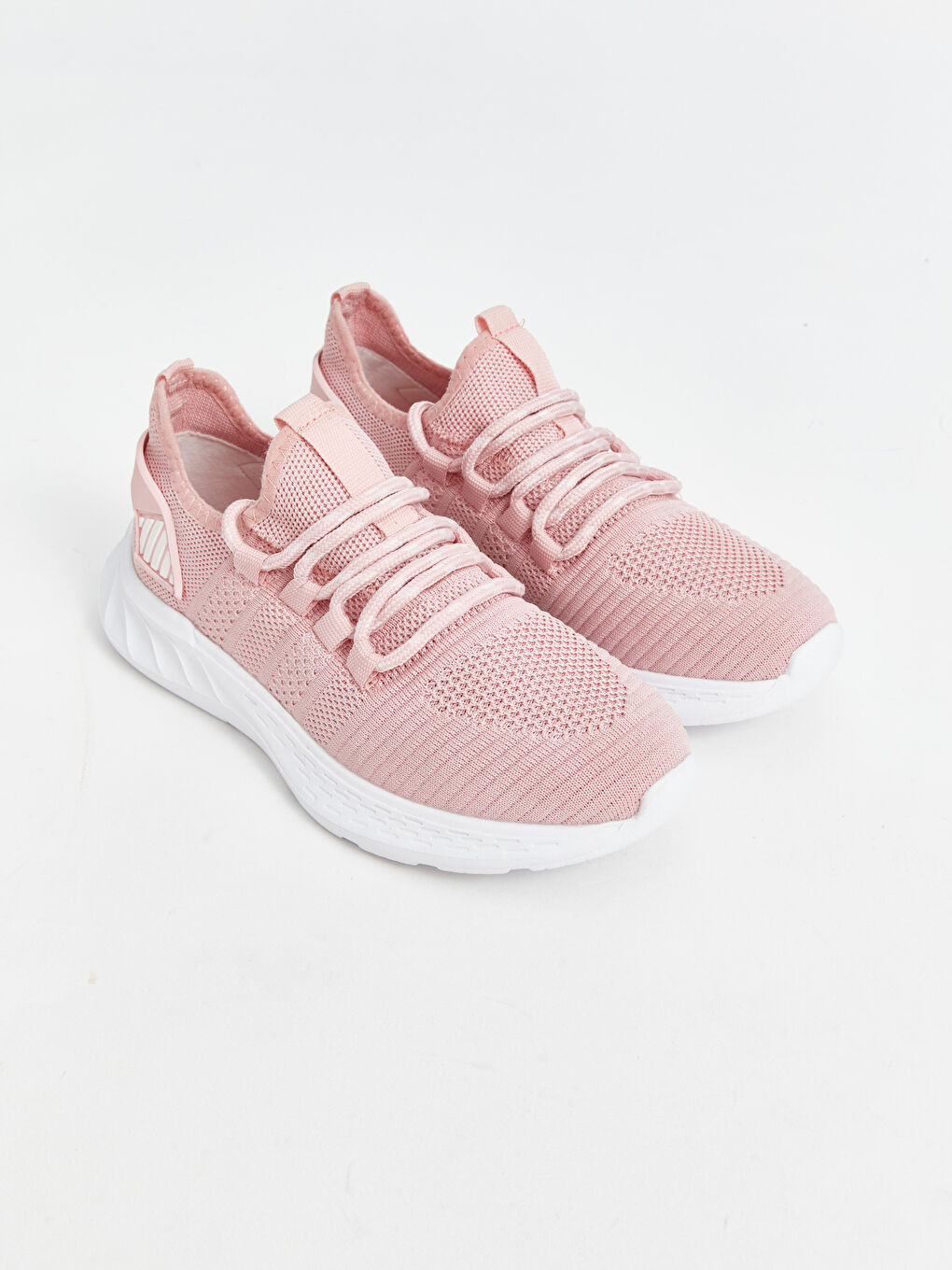 پێڵاوی وەرزشی بۆ کچان بە وردەکاری مەش