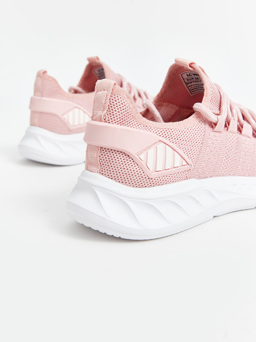 پێڵاوی وەرزشی بۆ کچان بە وردەکاری مەش-4