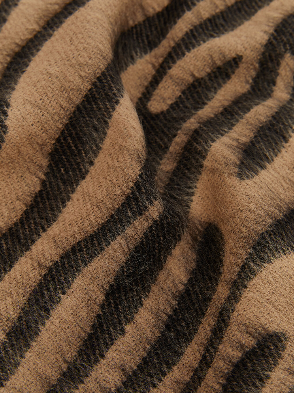 Kahverengi Desenli Püsküllü Kadın Atkı-2