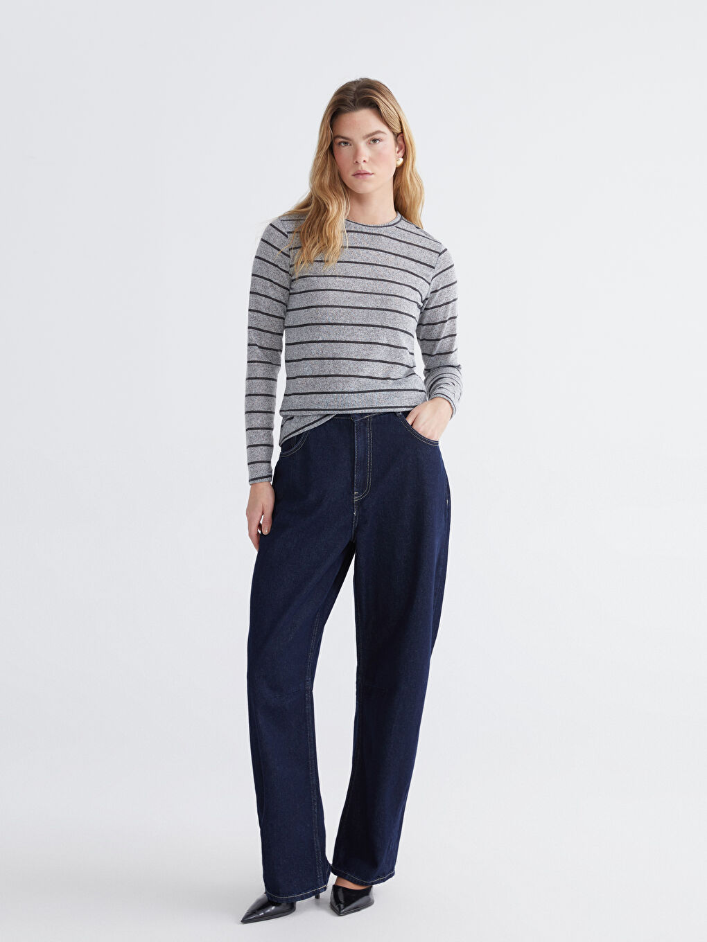 Gri Bisiklet Yaka Çizgili Kadın Tişört-1