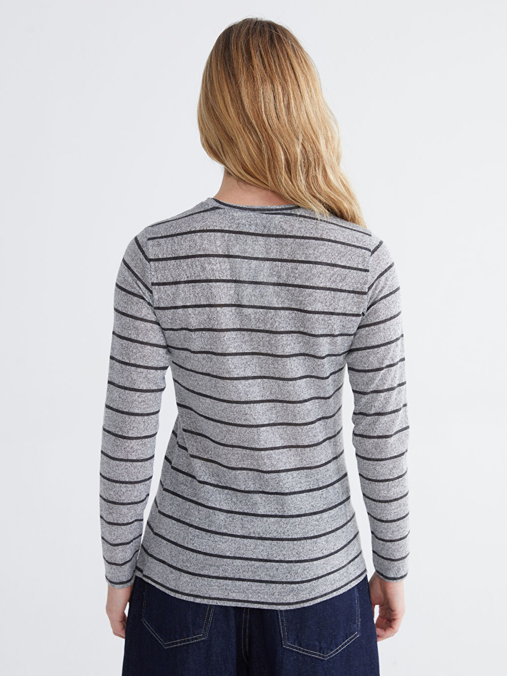 Gri Bisiklet Yaka Çizgili Kadın Tişört-3