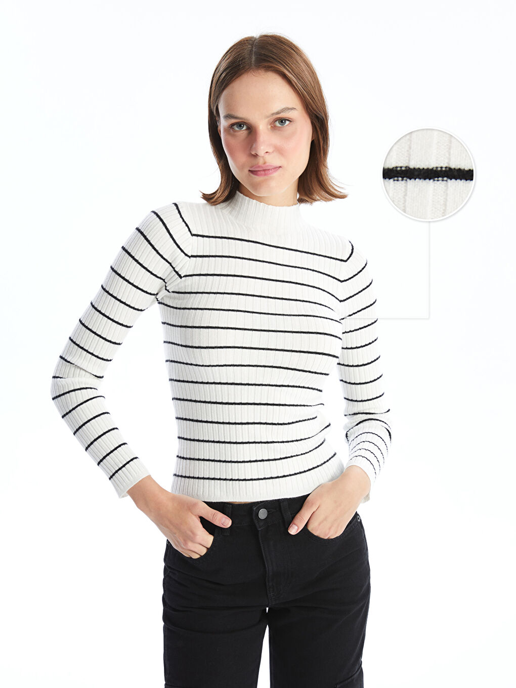 بلوفر تريكو بنص ياقة هاي نيك مزخرف للسيدات