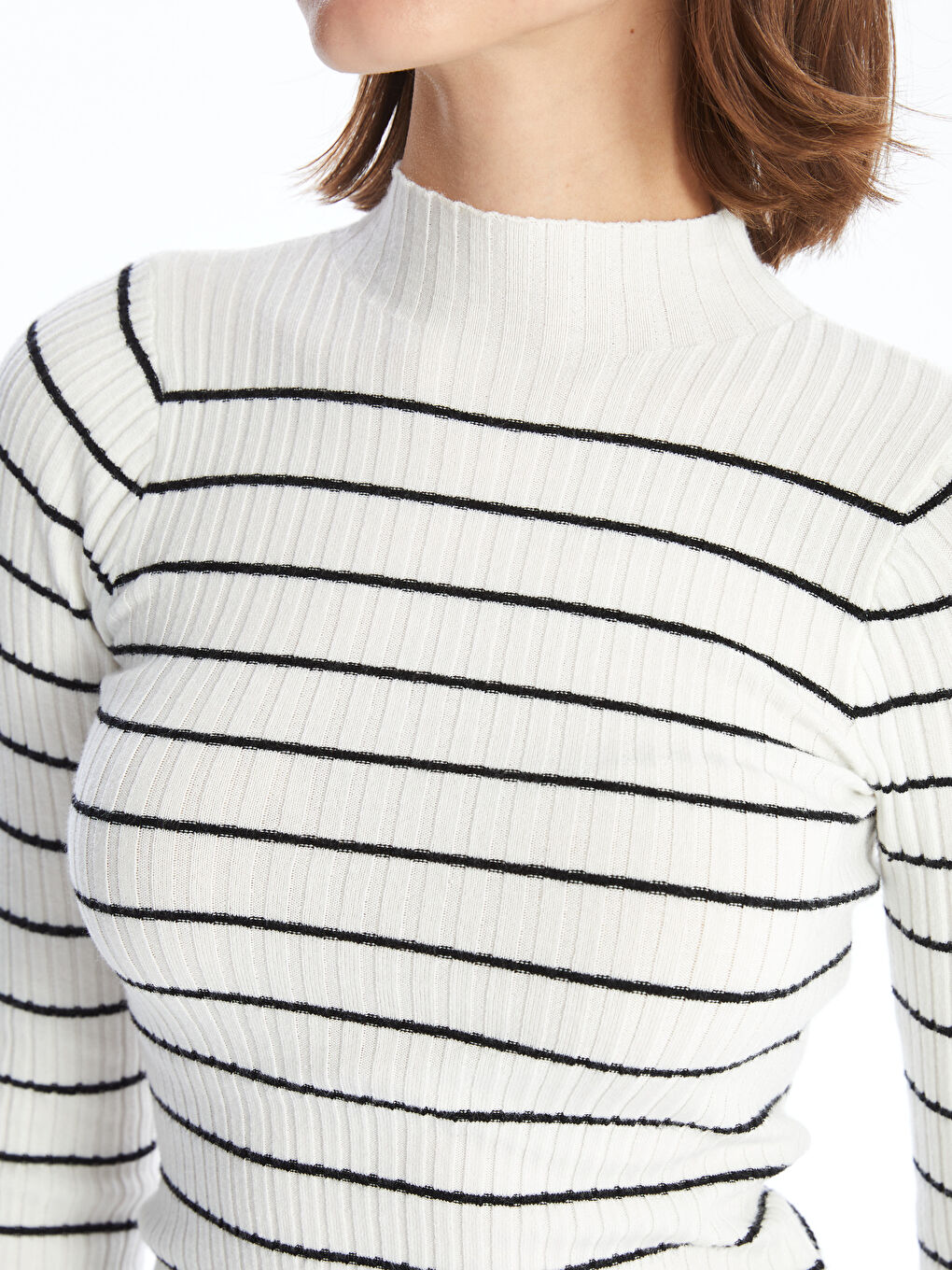 بلوفر تريكو بنص ياقة هاي نيك مزخرف للسيدات-2