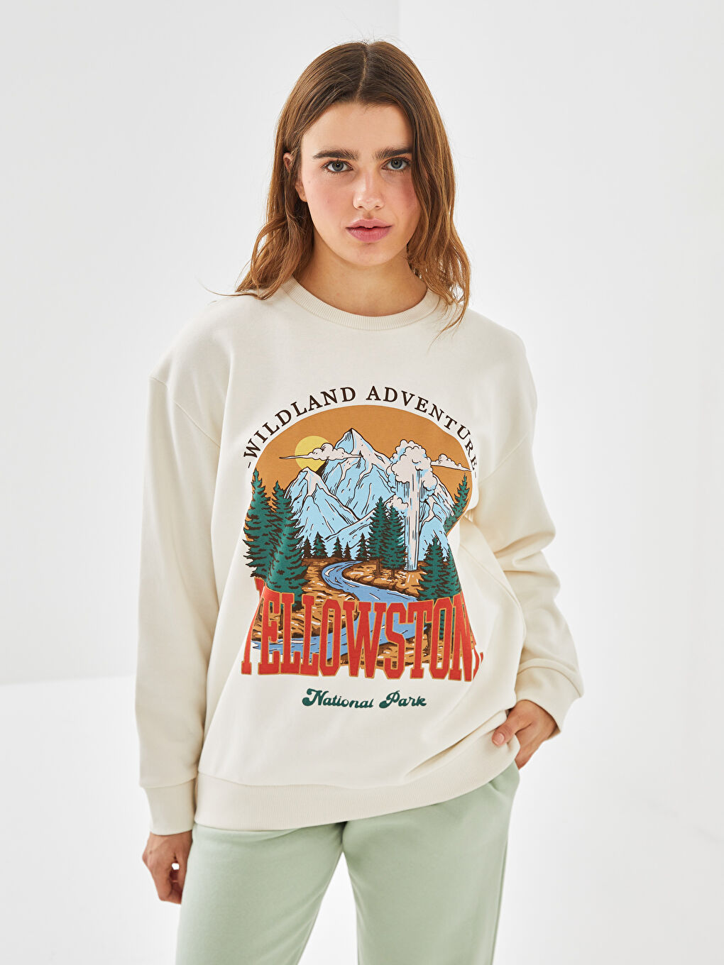 كنزة رياضية سميكة مطبوعة برقبة دائرية واسعة للسيدات