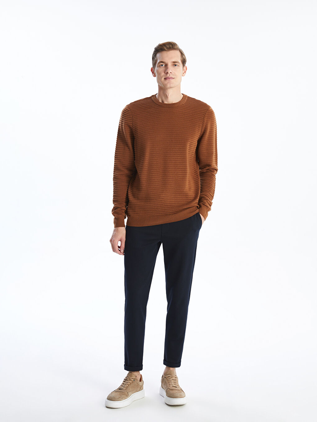 Светр чоловічий трикотажний з круглим вирізом та довгим рукавом-1