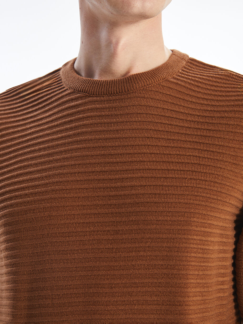 Светр чоловічий трикотажний з круглим вирізом та довгим рукавом-2