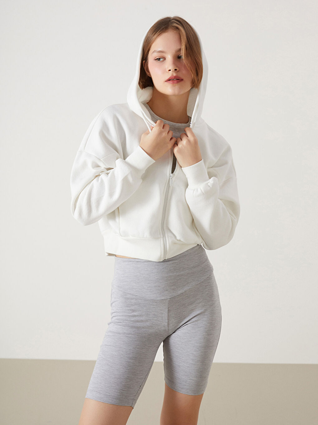 XSIDE ACTIVE Beyaz Kapüşonlu Oversize Crop Kadın Kalın Fermuarlı Sweatshirt