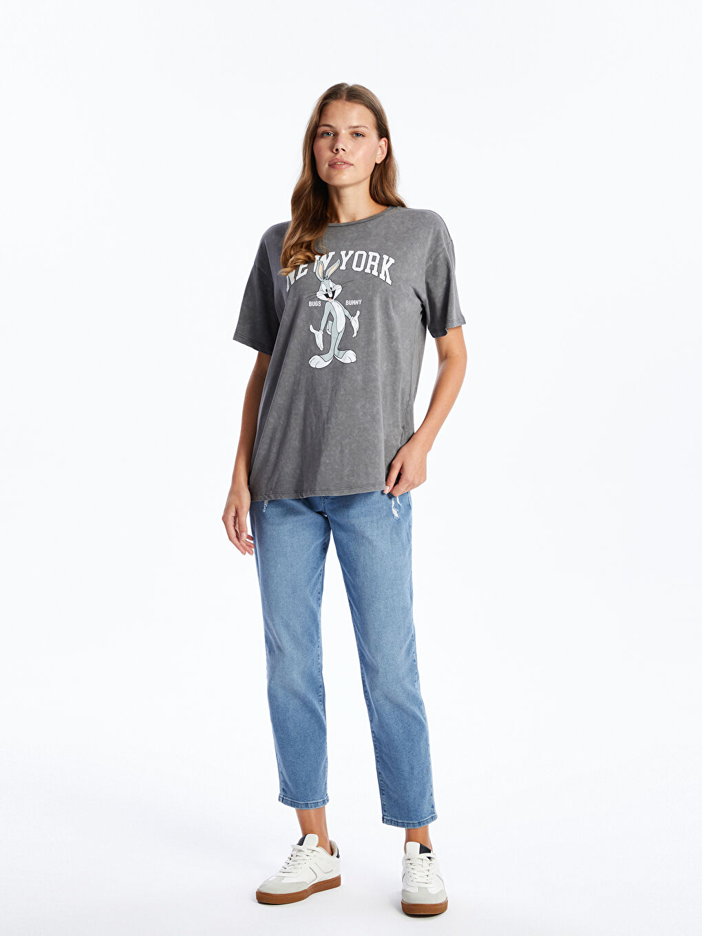 Gri Bisiklet Yaka Bugs Bunny Baskılı Kadın Tişört-1