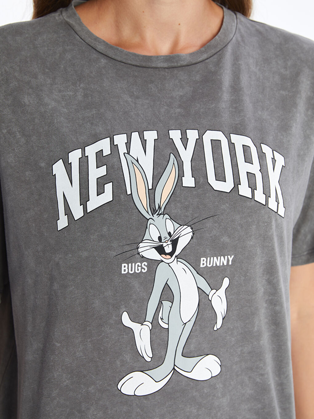 Gri Bisiklet Yaka Bugs Bunny Baskılı Kadın Tişört-2
