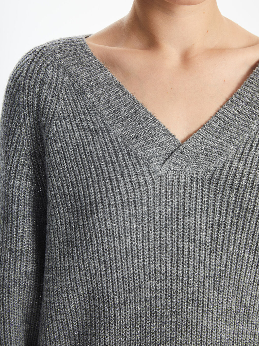 Свитер из трикотажа с V-образным вырезом для женщин-2