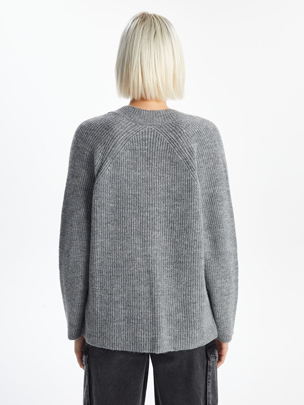 Свитер из трикотажа с V-образным вырезом для женщин-3