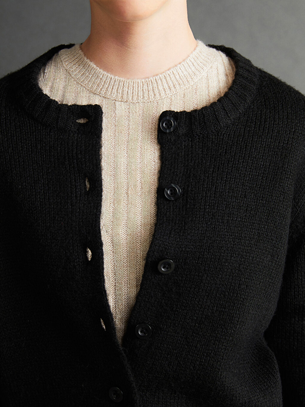 Жіночий трикотажний кардиган з круглим вирізом-2