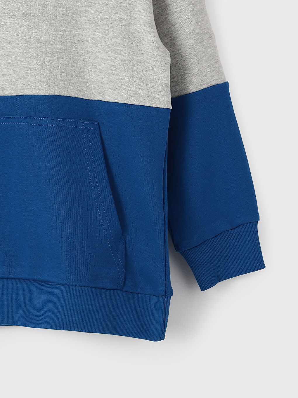 كنزة رياضية للأولاد بغطاء رأس وكم طويل بنمط كتلة الألوان-2