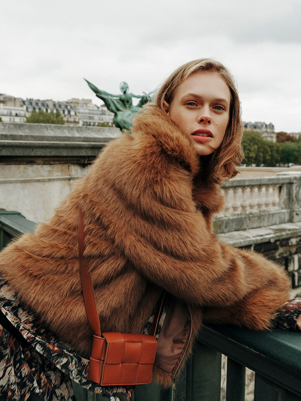 Krzneni Ženski Kaput sa Kragnom