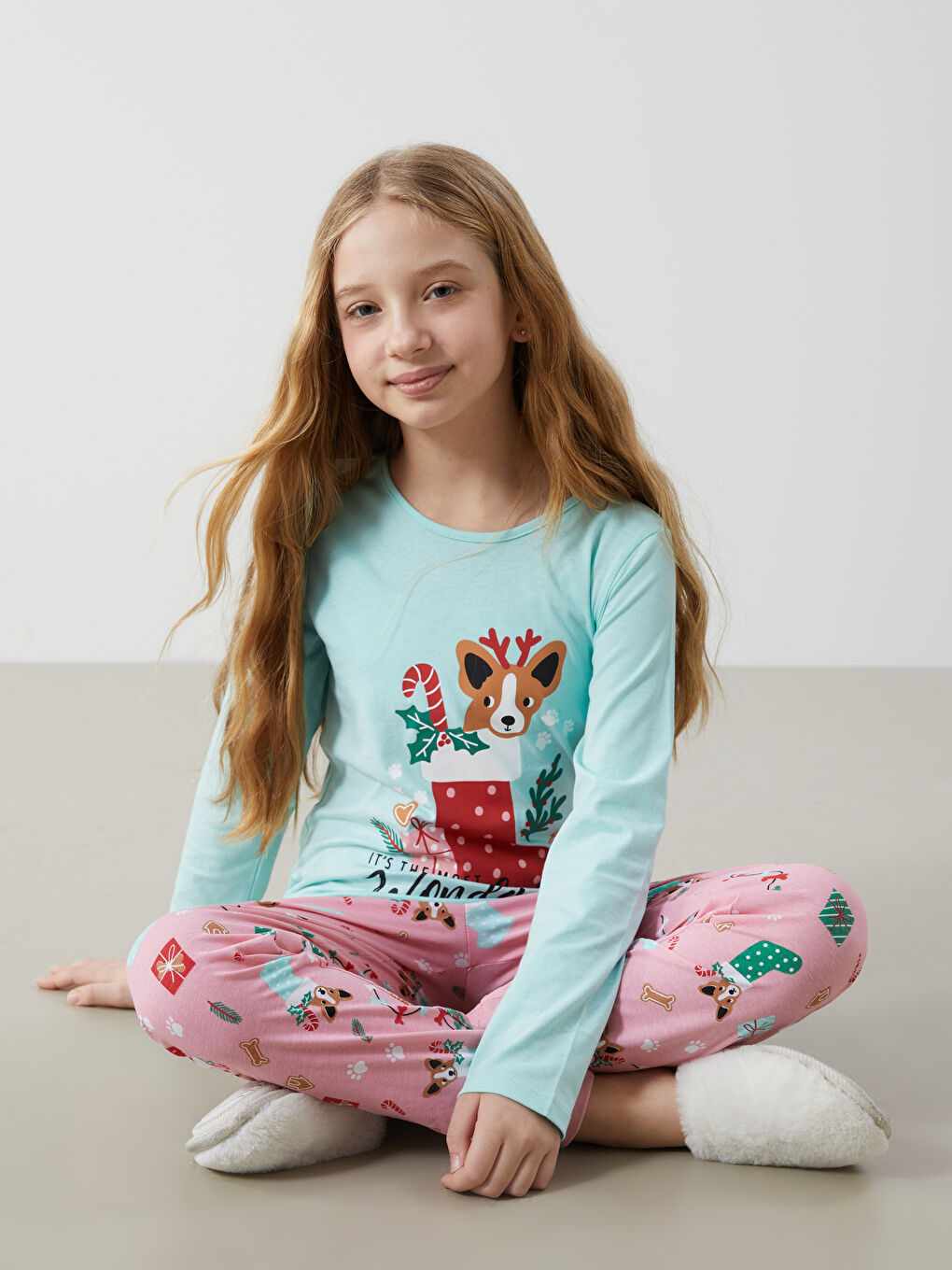 LCW Kids Pyjama-Set für Mädchen mit Weihnachtsmotiv und Rundhalsausschnitt -W4HD19Z4-FZB