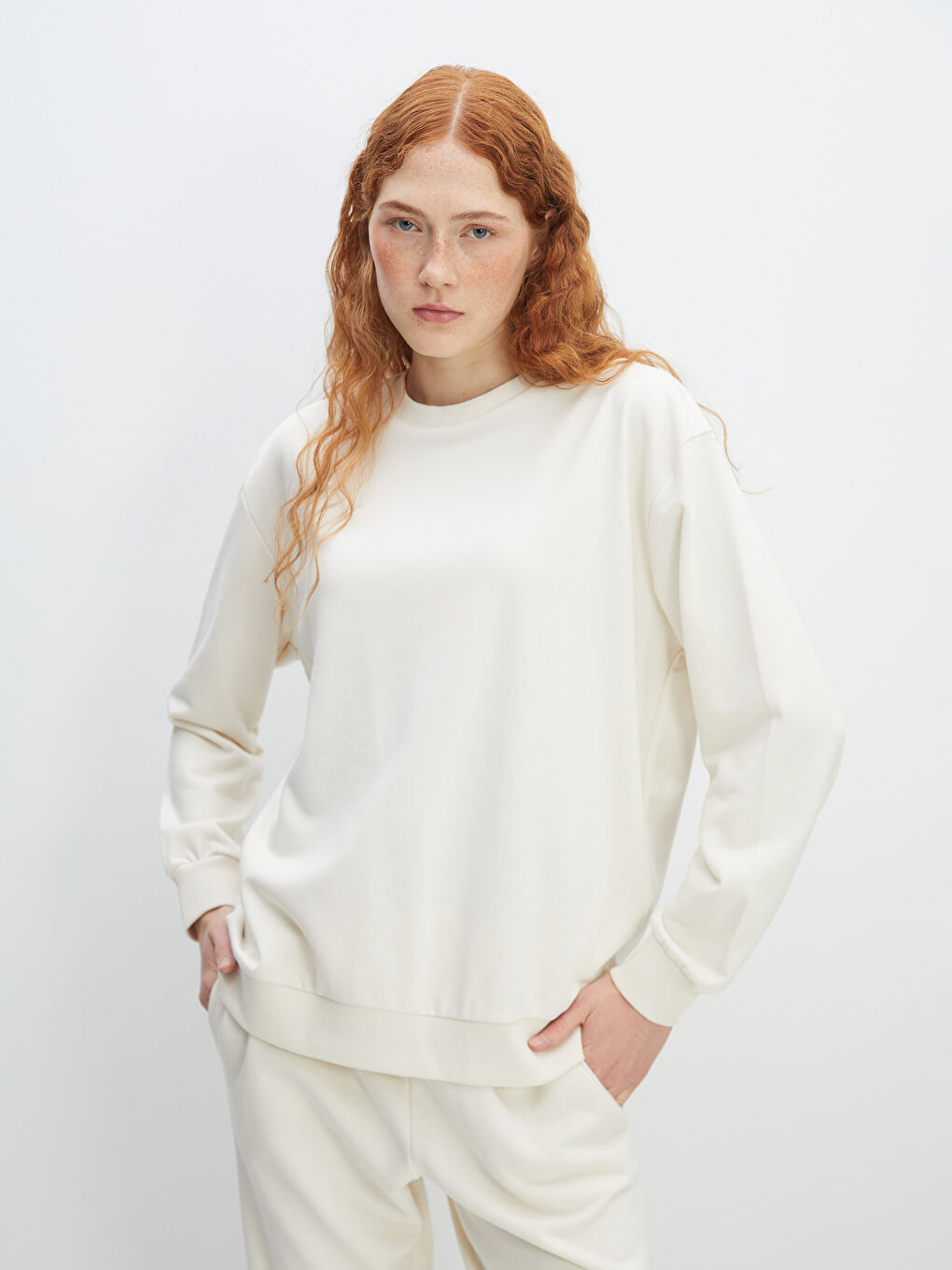 سويت شيرت واسع بياقة دائرية للسيدات