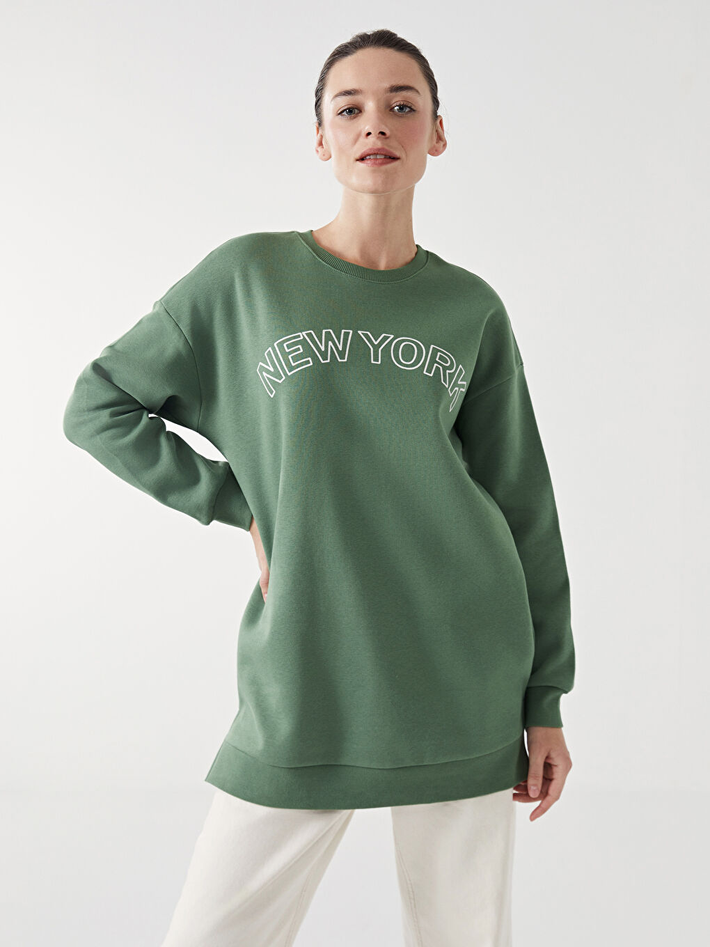 LCW Modest Yeşil Bisiklet Yaka New York Baskılı Kadın Kalın Sweatshirt Tunik