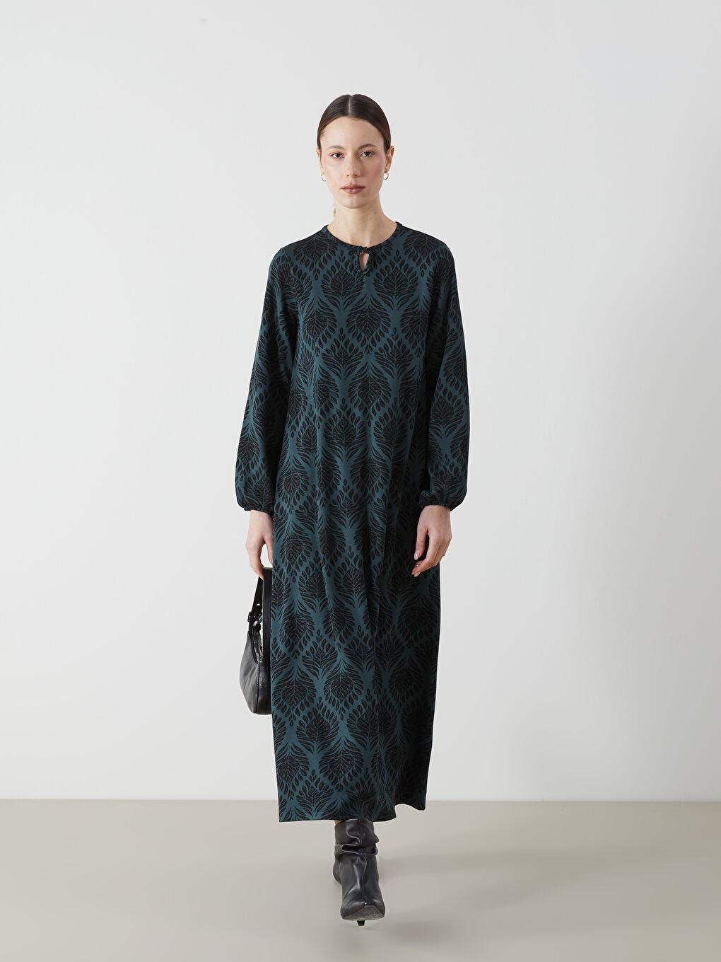 فستان نسائي بنقشة وياقة دائرية